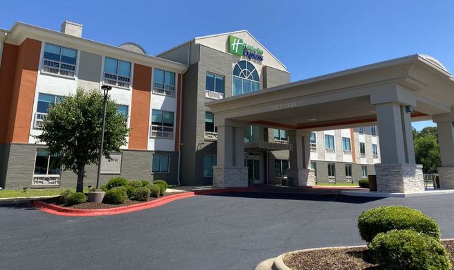 Holiday Inn Express & Suites Exterior