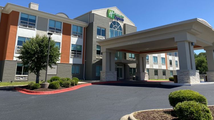 Holiday Inn Express & Suites Exterior