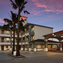 Red Roof PLUS+ Galveston - Beachfront