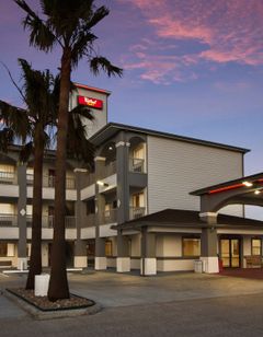 Red Roof PLUS+ Galveston - Beachfront