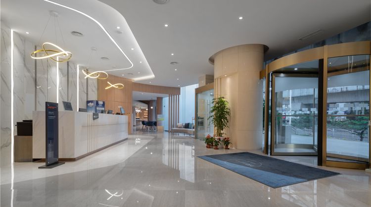 Holiday Inn Express Jinqiao Central Exterior