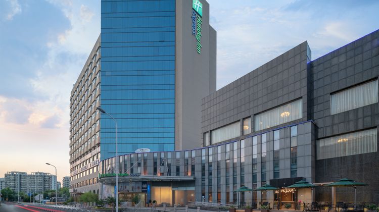 Holiday Inn Express Jinqiao Central Exterior