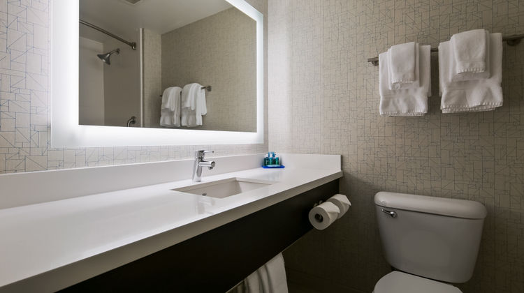 Holiday Inn Express & Suites Burlington Room