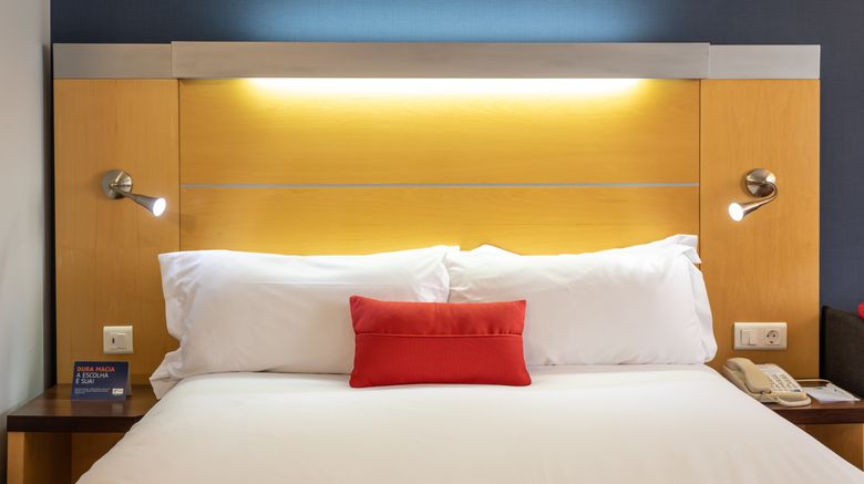 <b>Holiday Inn Express Lisbon-Oeiras Room</b>. Images powered by <a href="https://www.leonardoworldwide.com/" title="Leonardo Worldwide" target="_blank">Leonardo</a>.