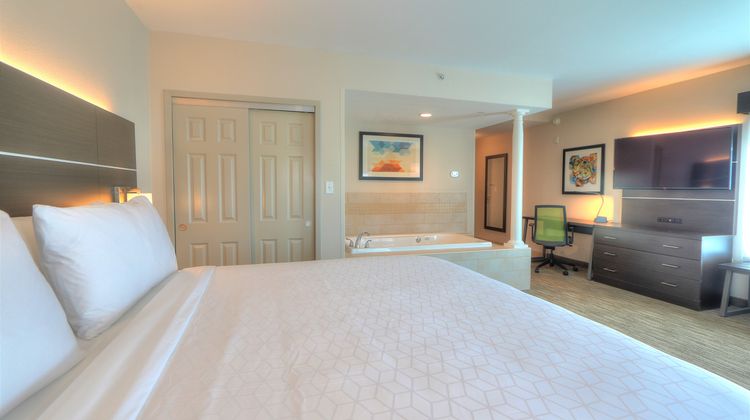 Holiday Inn Express Mobile-Saraland Suite