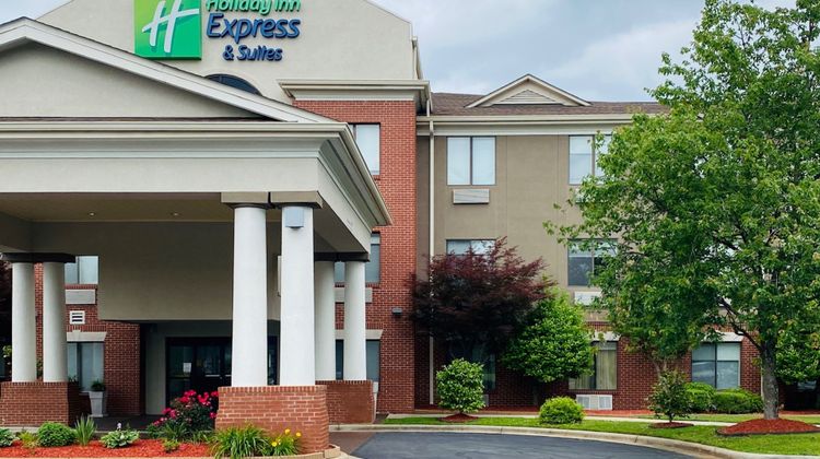 Holiday Inn Express & Suites Reedsvile Exterior