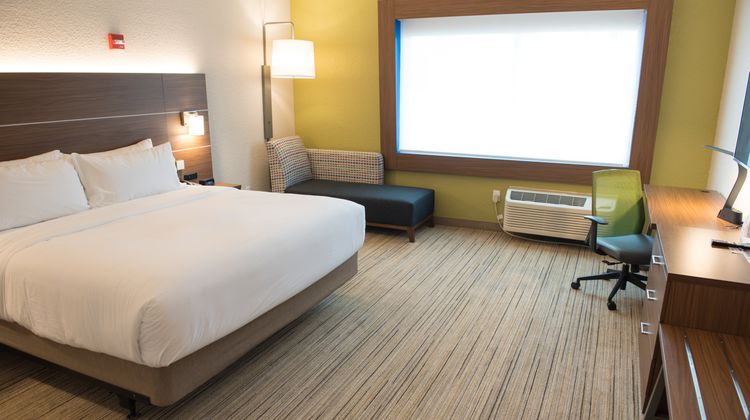 Holiday Inn Express & Stes Louisville N Room