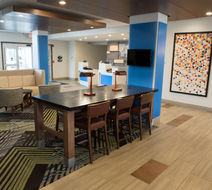 Holiday Inn Express & Stes Louisville N Lobby