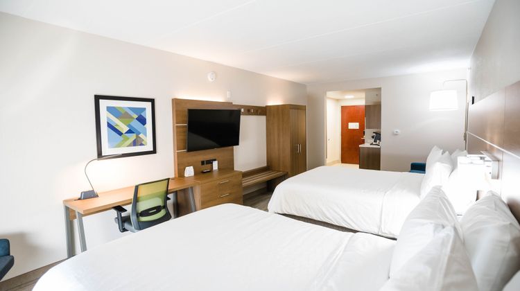 Holiday Inn Express Hotel & Suites Suite