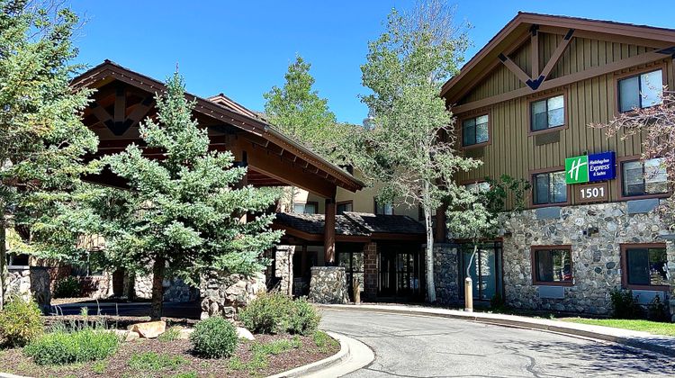 Holiday Inn Express Hotel & Suites Exterior