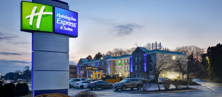 Holiday Inn Express & Suites Exterior