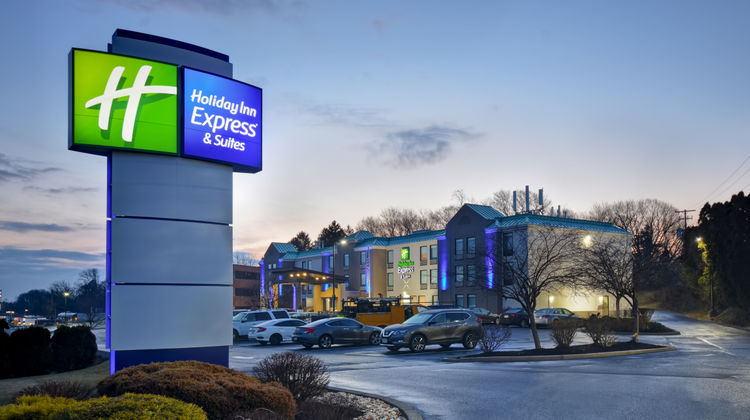 Holiday Inn Express & Suites Exterior