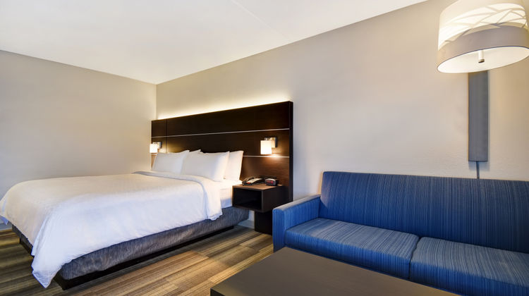 Holiday Inn Express & Suites Room