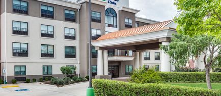 Holiday Inn Express & Suites San Antonio Exterior