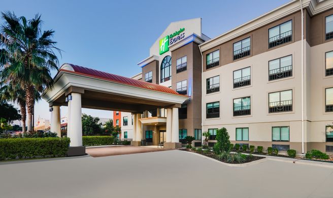 Holiday Inn Express & Suites San Antonio Exterior