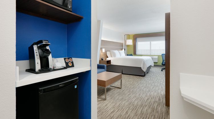 Holiday Inn Express & Suites San Antonio Suite