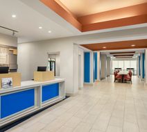 Holiday Inn Express/Stes Fort Myers East Lobby