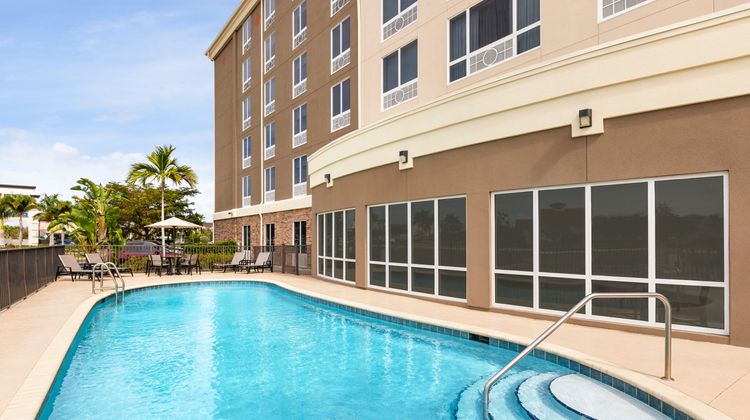 Holiday Inn Express/Stes Fort Myers East Pool