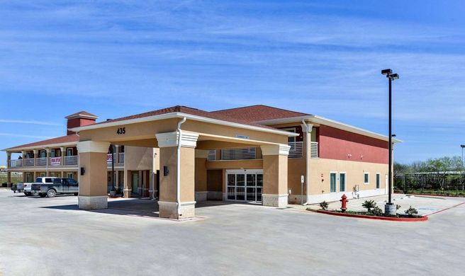 Scottish Inn & Suites Cotulla Exterior