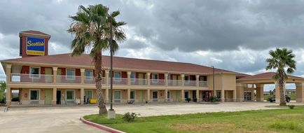 Scottish Inn & Suites Cotulla Exterior