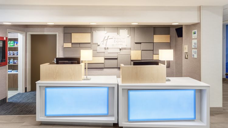 Holiday Inn Express Hotel & Suites Lobby