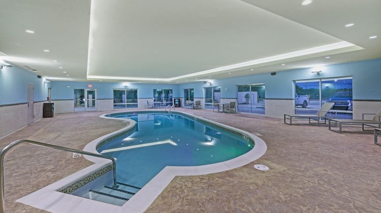 Holiday Inn Express & Suites Parsons Pool