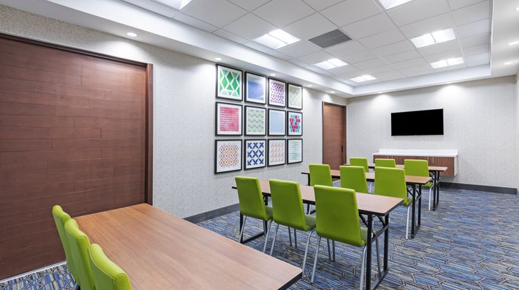 Holiday Inn Express & Suites Parsons Meeting