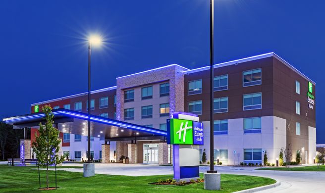 Holiday Inn Express & Suites Parsons Exterior