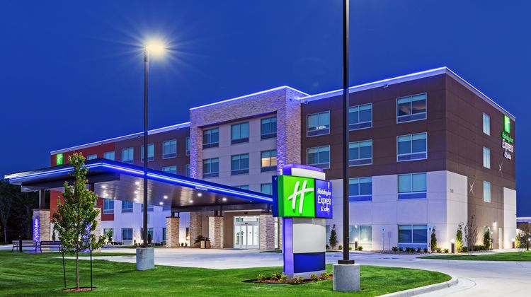 Holiday Inn Express & Suites Parsons Exterior