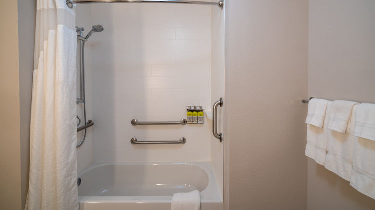 Holiday Inn Exp & Suites Atlanta Arp NE Room