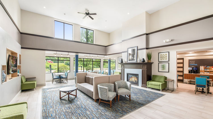 Holiday Inn Express & Suites Delafield Lobby