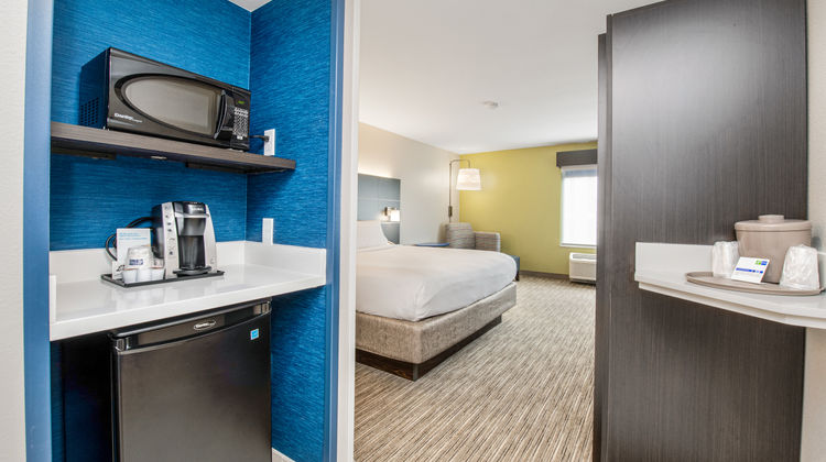 Holiday Inn Express & Suites Delafield Room