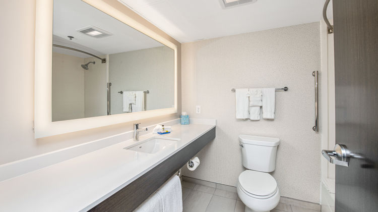 Holiday Inn Express & Suites Delafield Room