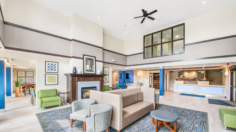 Holiday Inn Express & Suites Delafield Lobby