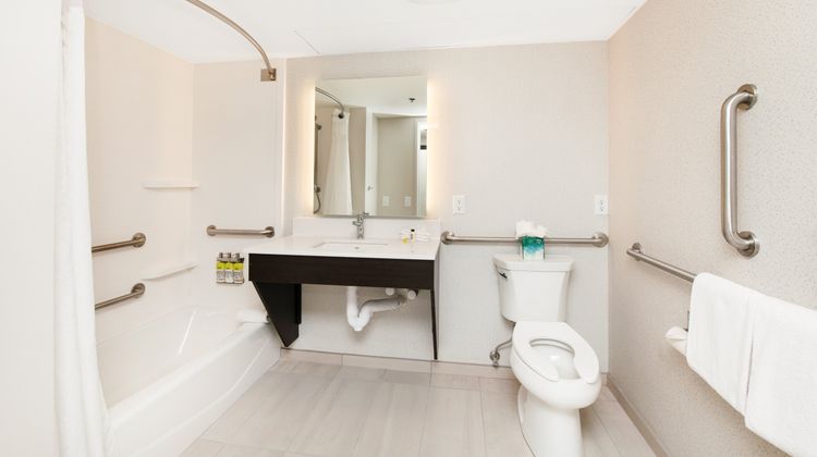 Holiday Inn Express & Suites Delafield Room