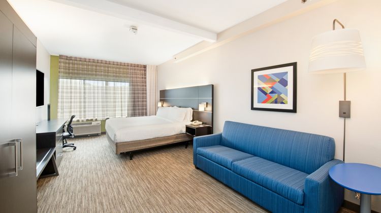 Holiday Inn Express & Suites Delafield Room