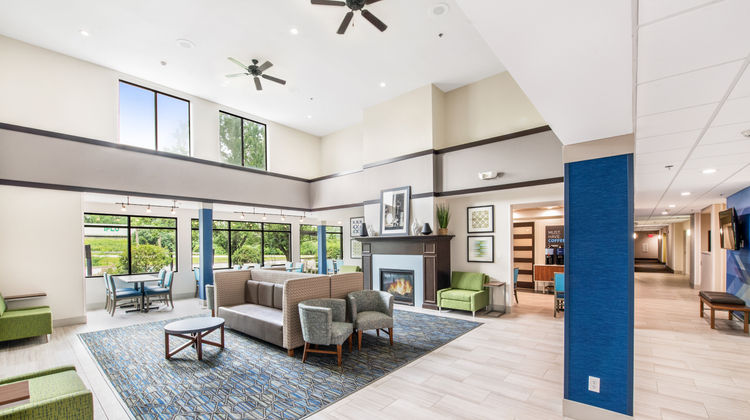 Holiday Inn Express & Suites Delafield Lobby