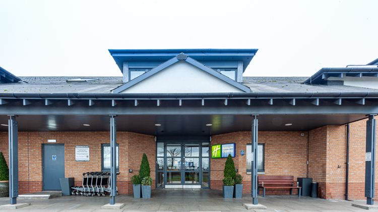 Holiday Inn Express Edinburgh Airport Exterior
