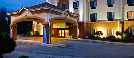 Holiday Inn Express Forest City Exterior