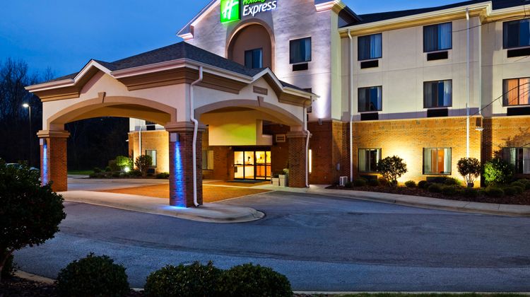 Holiday Inn Express Forest City Exterior