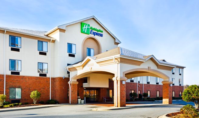 Holiday Inn Express Forest City Exterior