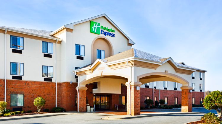 Holiday Inn Express Forest City Exterior