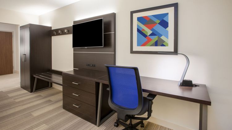 Holiday Inn Express Kansas City Downtown Room