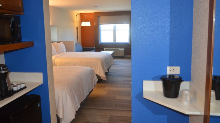 Holiday Inn Express Hotel & Suites Suite