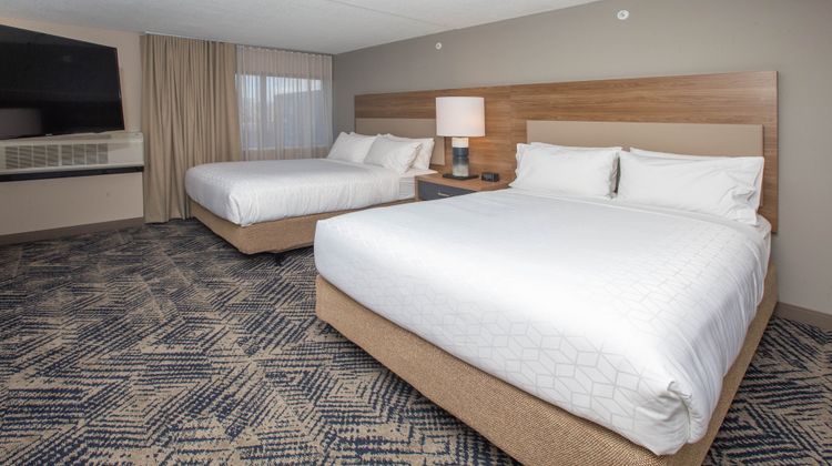 Candlewood Suites Cleveland South Room