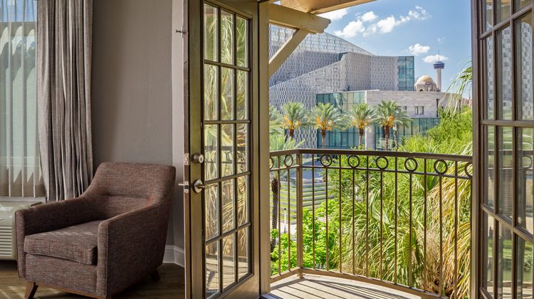 Hotel Indigo San Antonio Riverwalk Suite