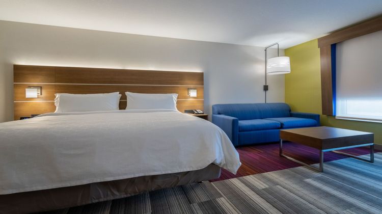 Holiday Inn Express & Suites Marion Suite