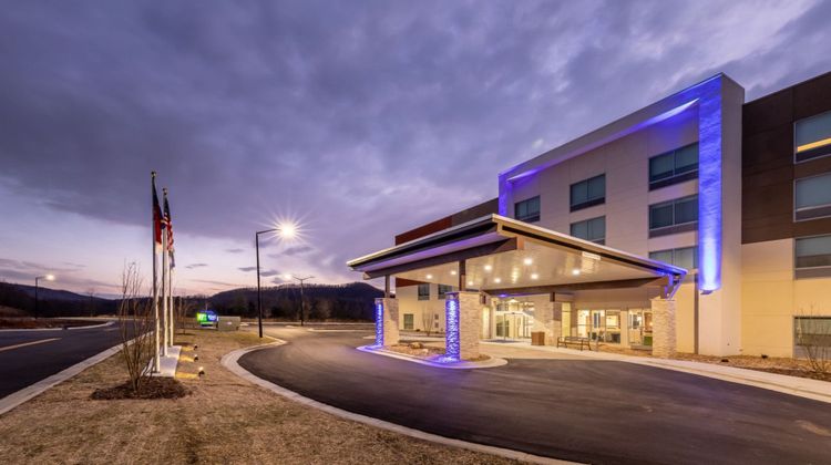 Holiday Inn Express & Suites Marion Exterior