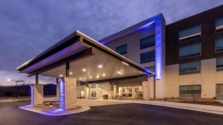 Holiday Inn Express & Suites Marion Exterior