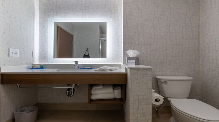 Holiday Inn Express & Suites Marion Room